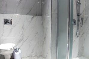 Design-Apartment | Badezimmer | Dusche, Regendusche, kostenlose Toilettenartikel, Haartrockner