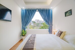 Deluxe Double Room, 1 Queen Bed | Desk, soundproofing, free WiFi - May Trang Villa (Da Lat)