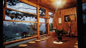 Televisión de pantalla plana de 43 pulgadas con canales por cable