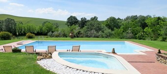 Wonderful private villa with WIFI, A/C, hot tub, private pool, TV, patio and pets allowed