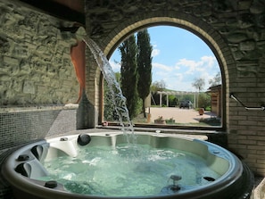 Bañera de hidromasaje al aire libre