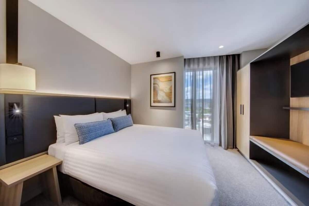 Roba de llit hipoal·lergògena, minibar i caixa forta a l'habitació