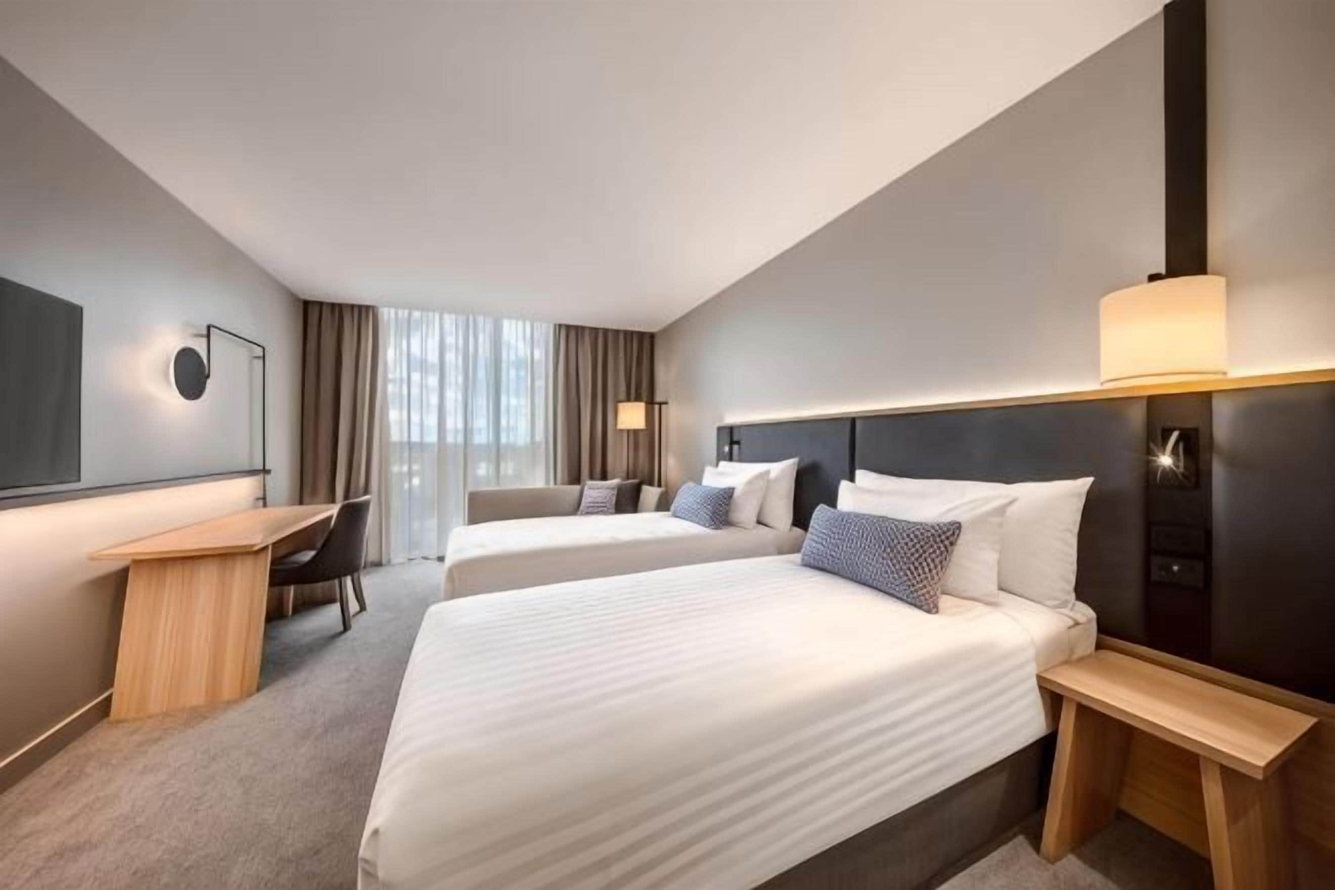 Ropa de cama hipoalergénica, minibar, caja fuerte y escritorio