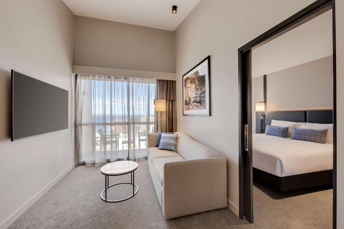 Hypo-allergenic bedding, minibar, in-room safe, desk
