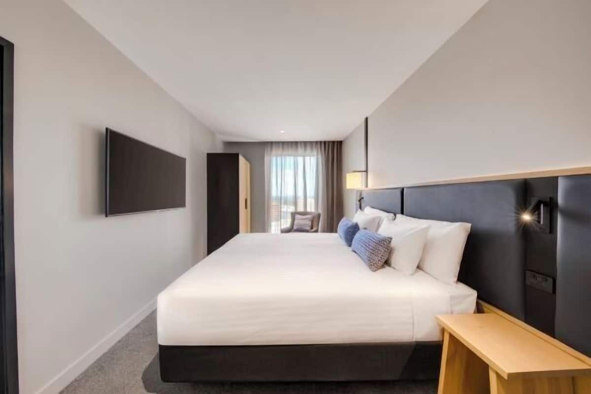 Roba de llit hipoal·lergògena, minibar i caixa forta a l'habitació