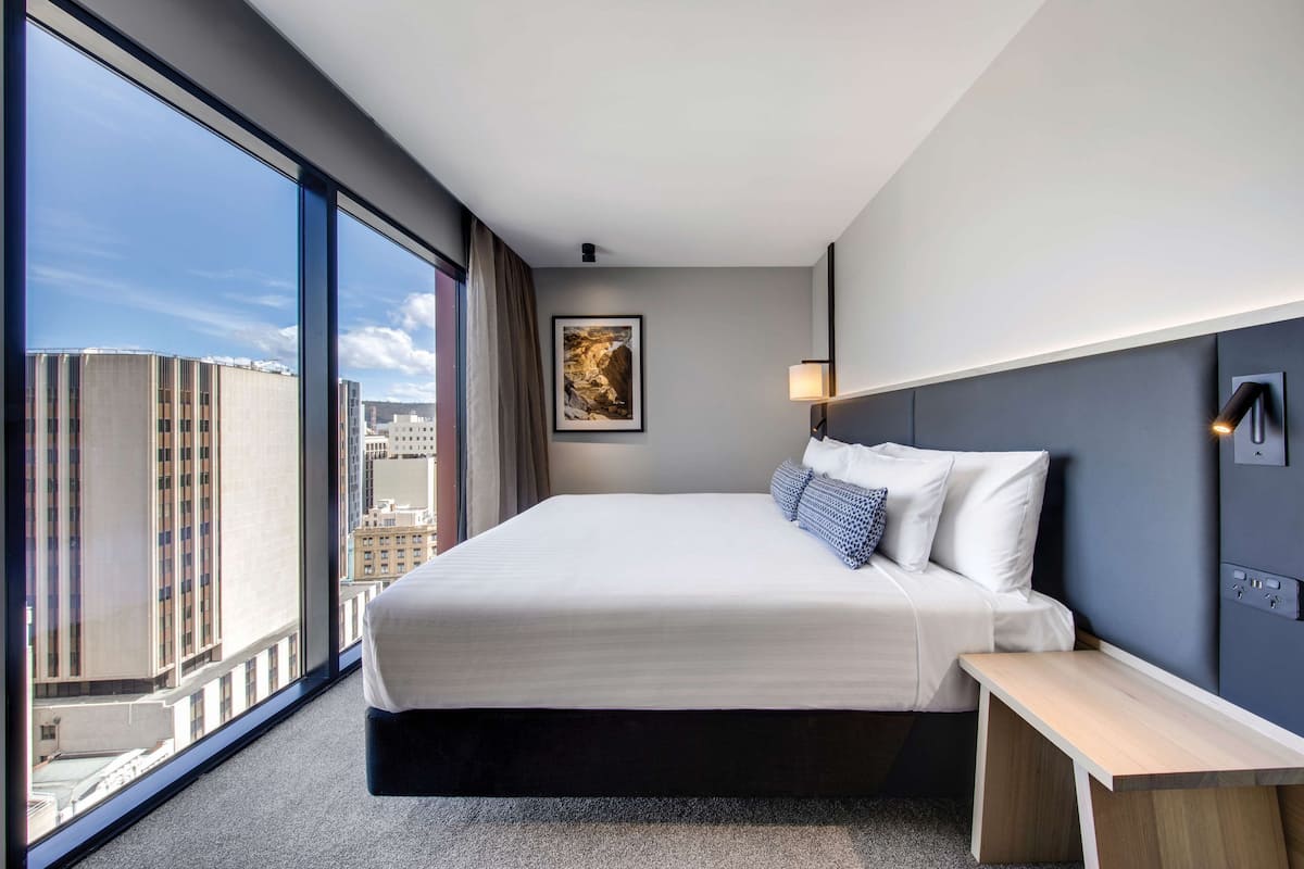 hypo-allergenic bedding, minibar, in-room safe, desk