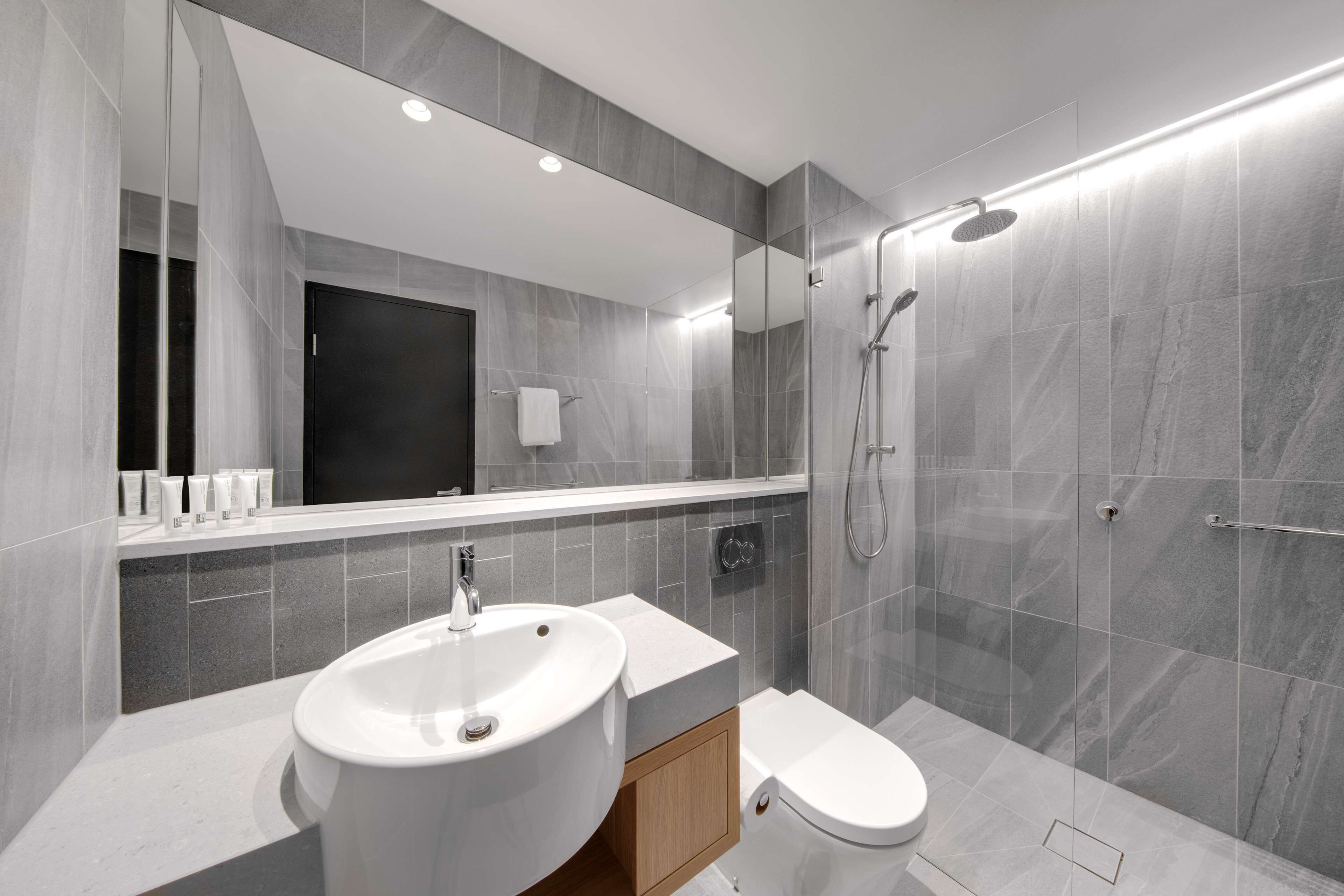 Amenidades de baño gratuitas, secadora de cabello, toallas, jabón 