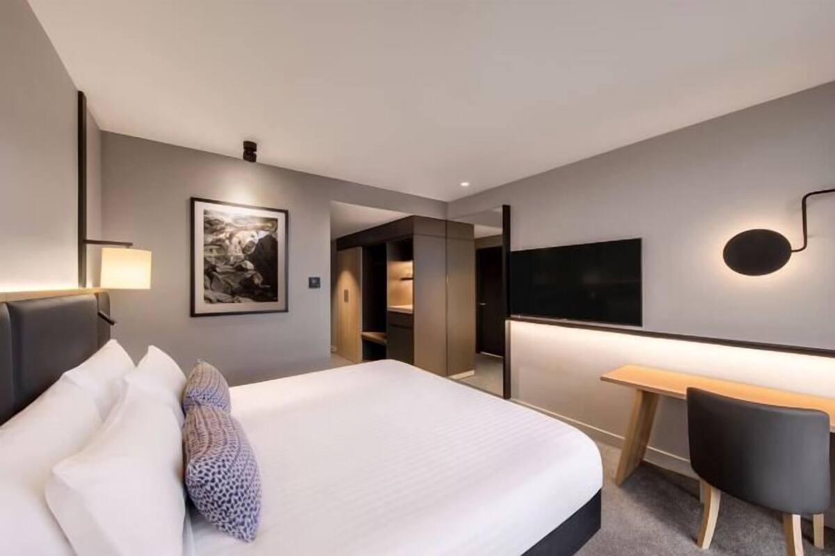 Hypo-allergenic bedding, minibar, in-room safe, desk