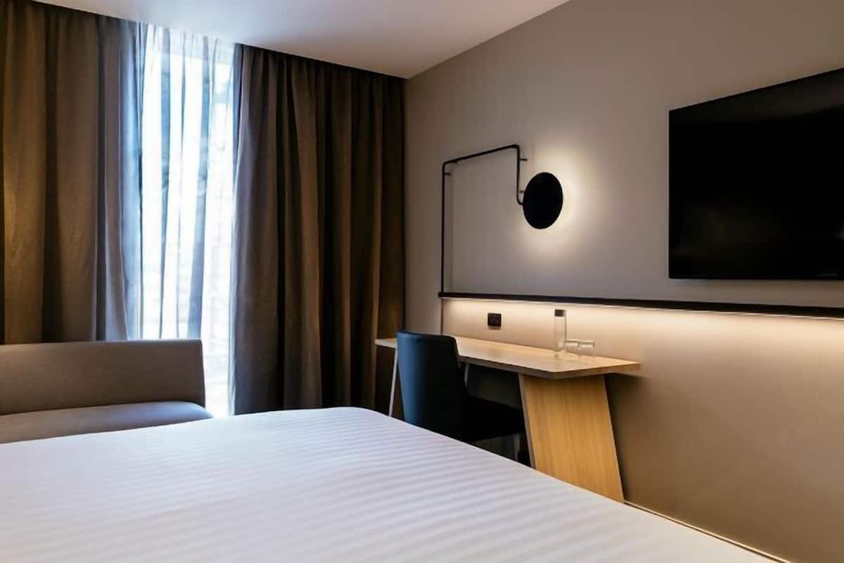 Hypo-allergenic bedding, minibar, in-room safe, desk