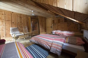 Habitación triple, vistas a la montaña | Caja fuerte, decoración individual, mobiliario individual y escritorio