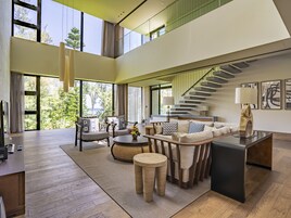 Suite, 3 habitaciones, piscina privada (Masters Maisonette) | Minibar con artículos gratuitos, caja fuerte, escritorio