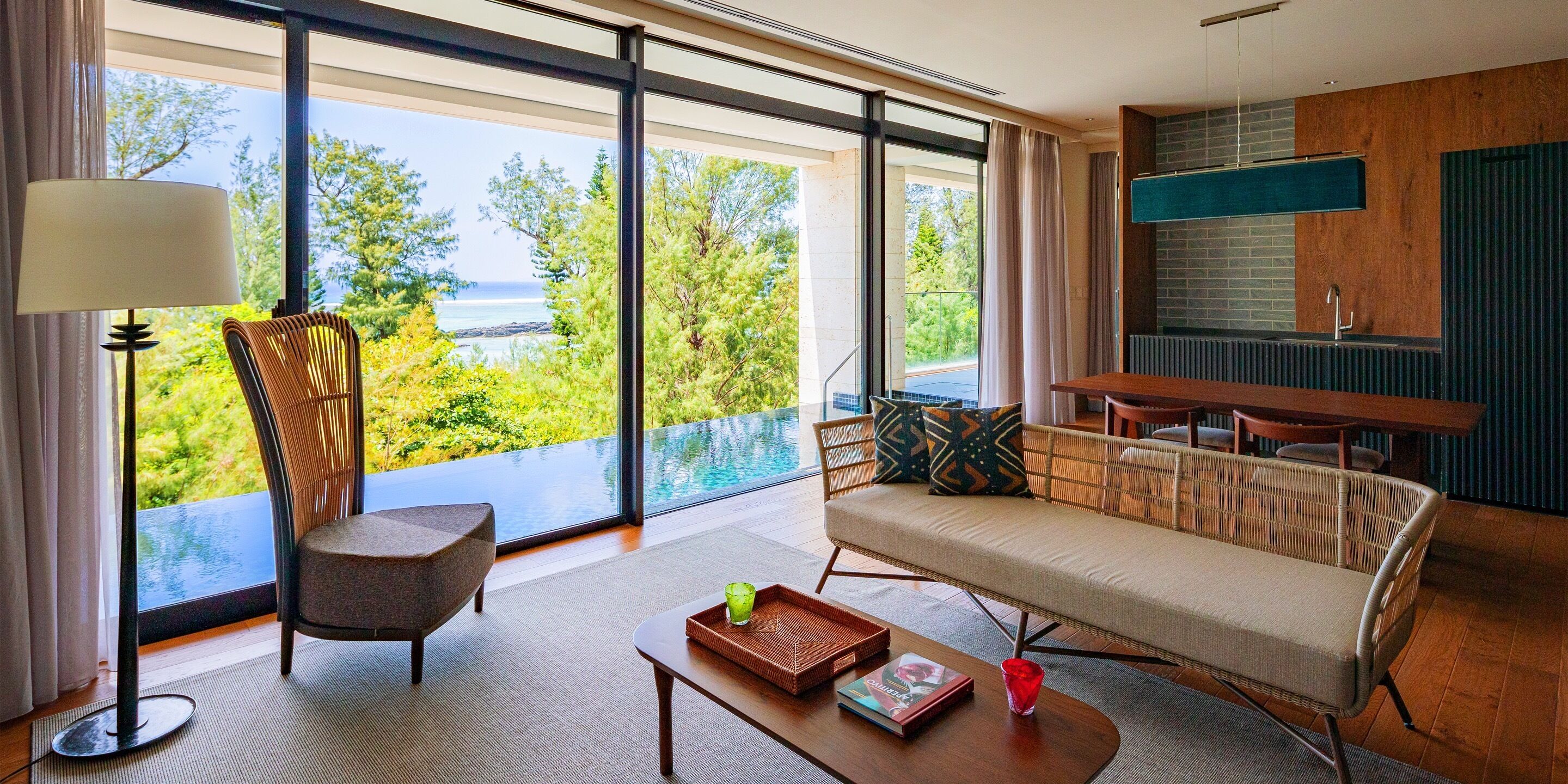 Minibar con artículos gratuitos y caja de seguridad en la habitación 