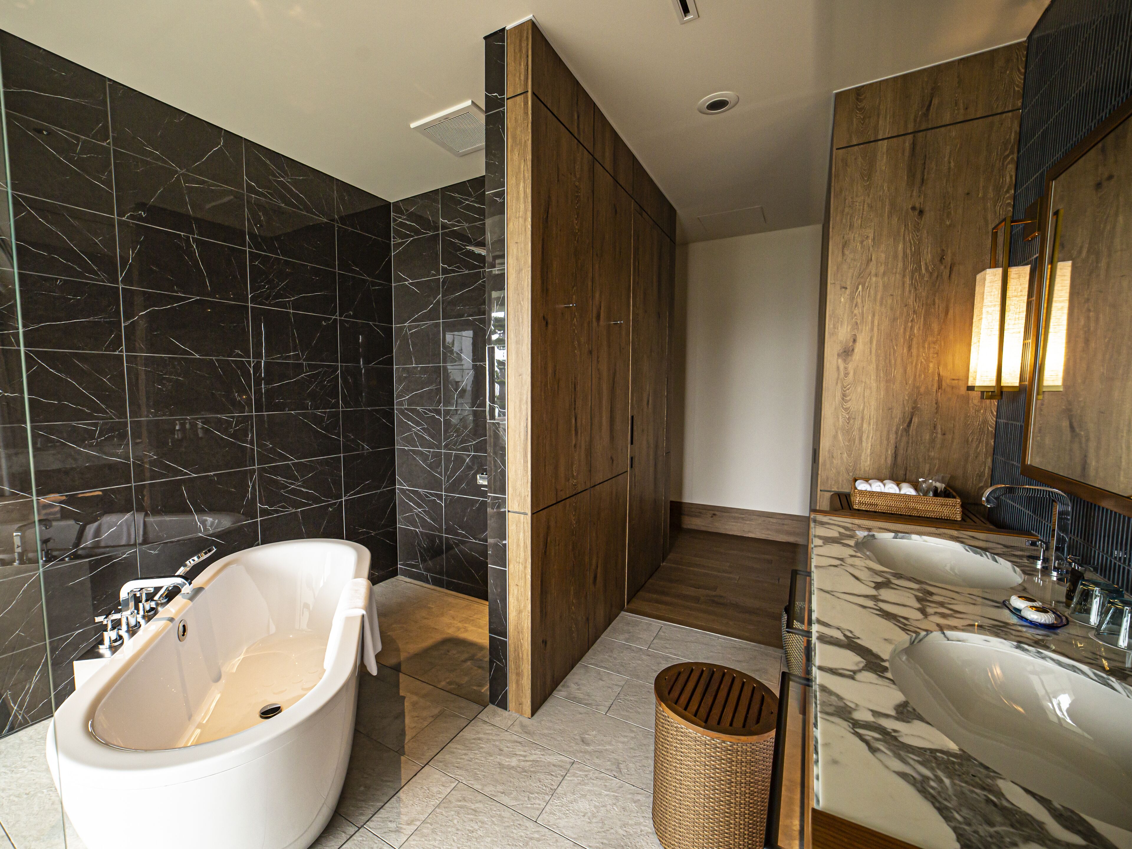 Combined shower/bathtub, hydromassage showerhead, designer toiletries