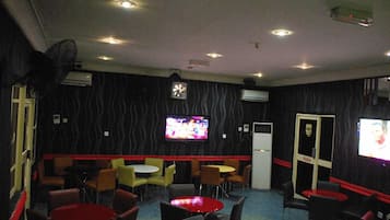 供應早餐、午餐、晚餐;本地及多國菜