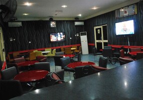 供应早餐、午餐和晚餐，本地与国际菜