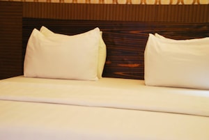 Minibar, escritorio y espacio para trabajar con laptop