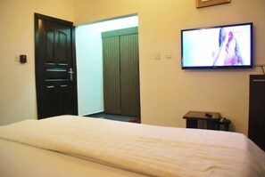 Classic Room | Minibar, desk, laptop workspace, blackout drapes