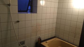 Twin Room | Bathroom | Combined shower/tub, free toiletries, hair dryer, slippers