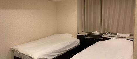 Tabla de planchar con plancha, wifi gratis y ropa de cama