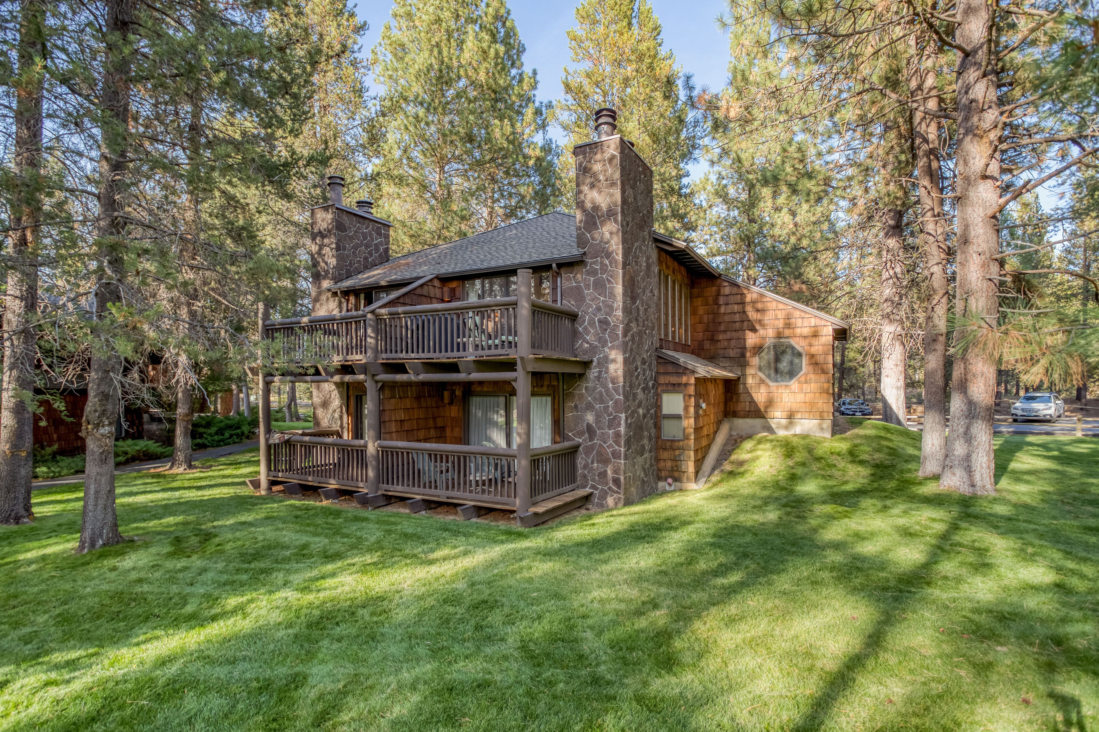 Lodge-Style Condo has a King Suite with Fireplace, Sunriver Golf Course Views!