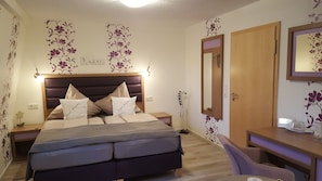 Minibar, caja de seguridad en la habitación y decoración personalizada