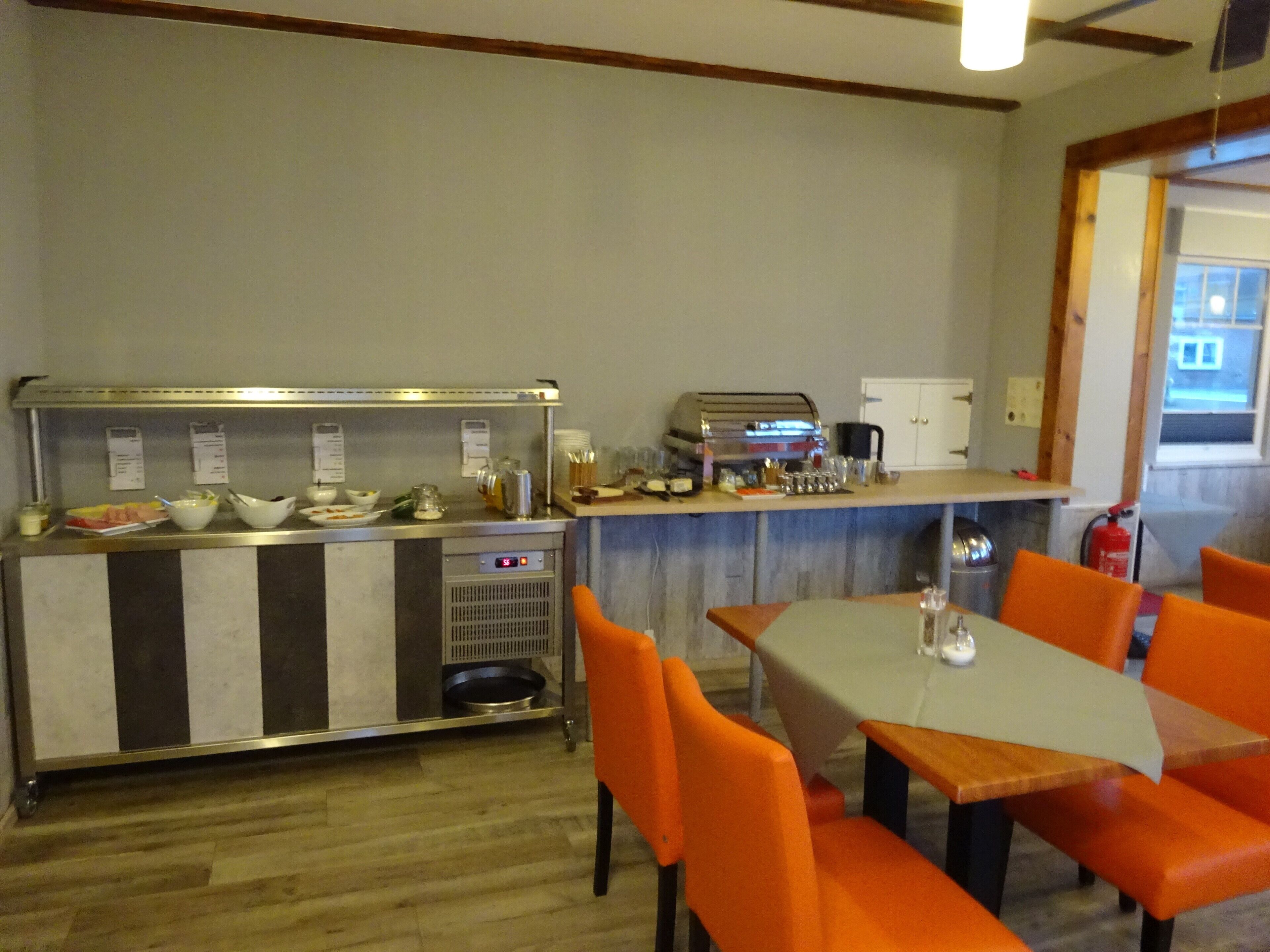 Ein Restaurant mit Tresen, Tischen und Stühlen.