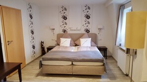 Classic dubbelrum | Minibar, värdeförvaringsskåp på rummet och individuell inredning