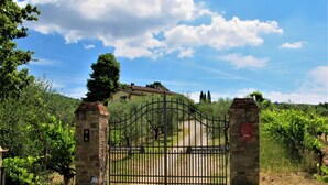 A gated entrance to a property with a stone archway, surrounded by greenery and a clear sky. - Beautiful  villa for 12 guests with private pool, WIFI, TV, terrace, pets allowed and panoramic ... (Scandicci)