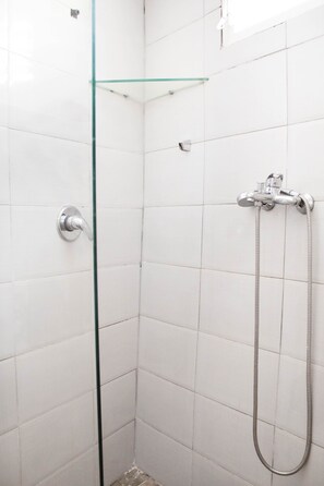 Suite Studio Ville | Salle de bain | Douche, sèche-cheveux, serviettes fournies, savon