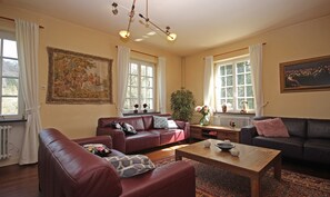 Televisio, DVD-soitin, pöytäjalkapallopöytä, pöytätennispöytä