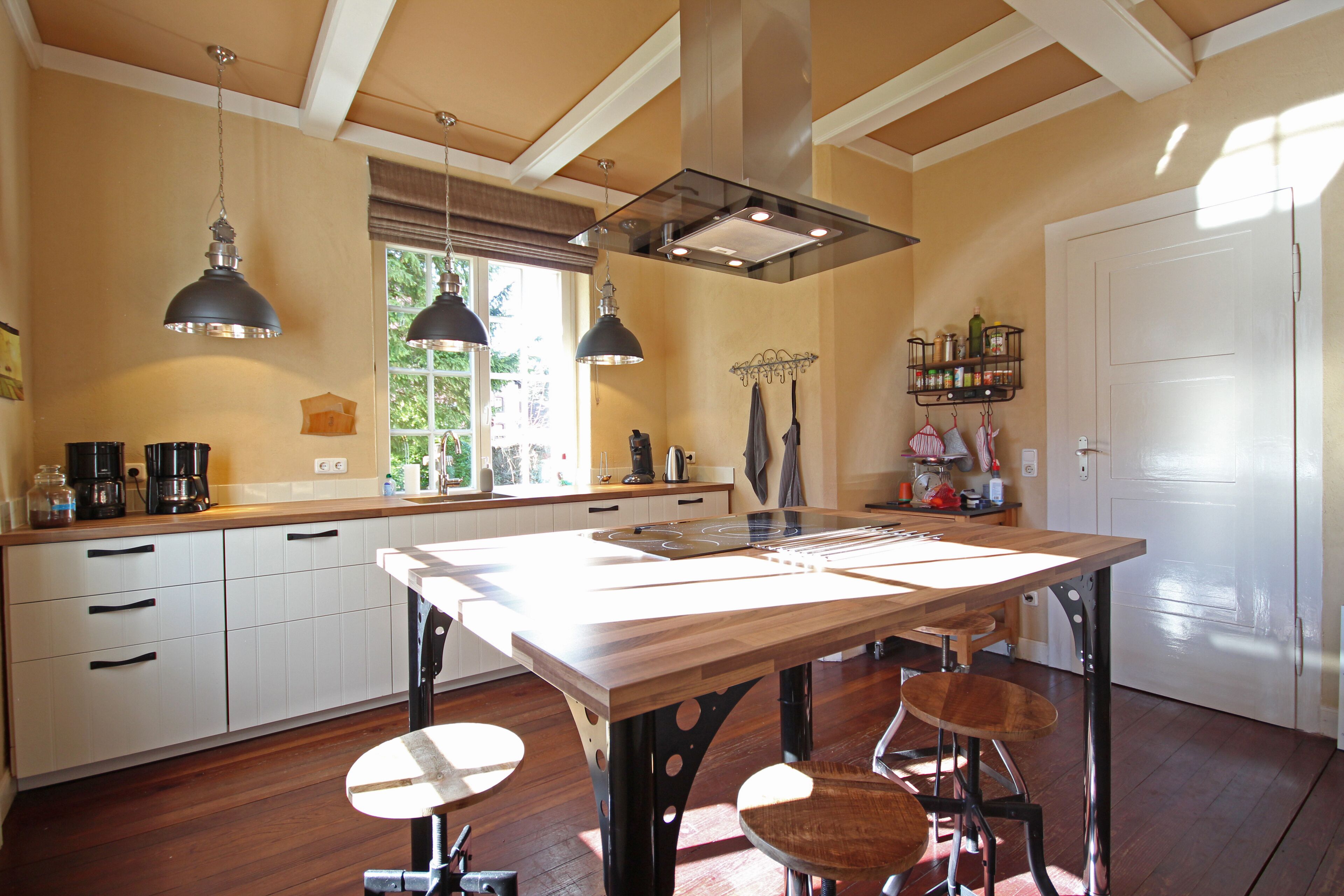 Kühlschrank, Mikrowelle, Ofen, Geschirrspüler