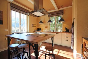 Fridge, microwave, oven, dishwasher - Luxury country house with whirlpool, saunas, billiards and cinema in a beautiful area (Malberg)