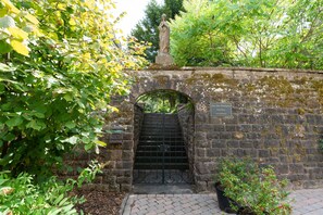 Property grounds - Luxury country house with whirlpool, saunas, billiards and cinema in a beautiful area (Malberg)