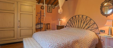4 bedrooms, travel crib, WiFi (free)