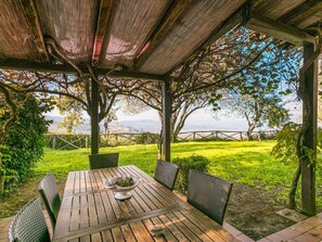 Planta, Cielo, Madera, Sombra, Mesa, Árbol, Paisaje Natural, Hierba, Cabaña, Bienes Raíces