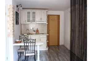 Frigorifero, piano cottura, bollitore elettrico