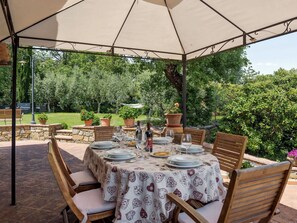 Outdoor dining - Beautiful private villa for 8 people with WIFI, private pool, A/C, TV, patio and panoramic view (Villa)