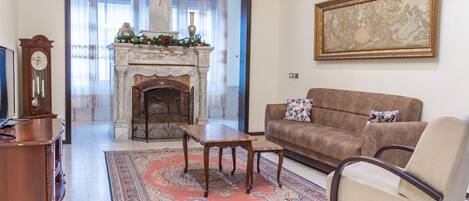 Grand Apartment | Living area | Smart TV, fireplace, Netflix, streaming services