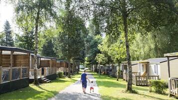 Innenpool, Außenpool (je nach Saison geöffnet), Sonnenschirme