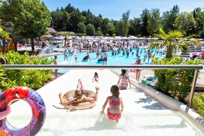 Indendørs pool, sæsonbestemt udendørs pool, parasoller, liggestole