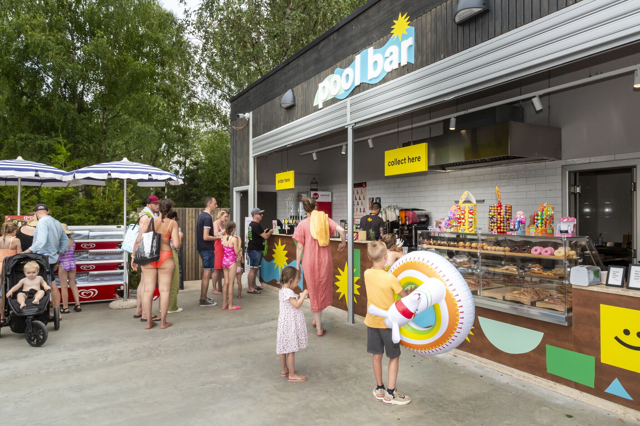 Un bar junto a la piscina con un mostrador que ofrece diferentes aperitivos y bebidas.