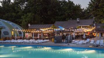 Innenpool, Außenpool (je nach Saison geöffnet), Sonnenschirme