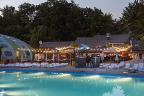 Piscine couverte, piscine extérieure (ouverte en saison)