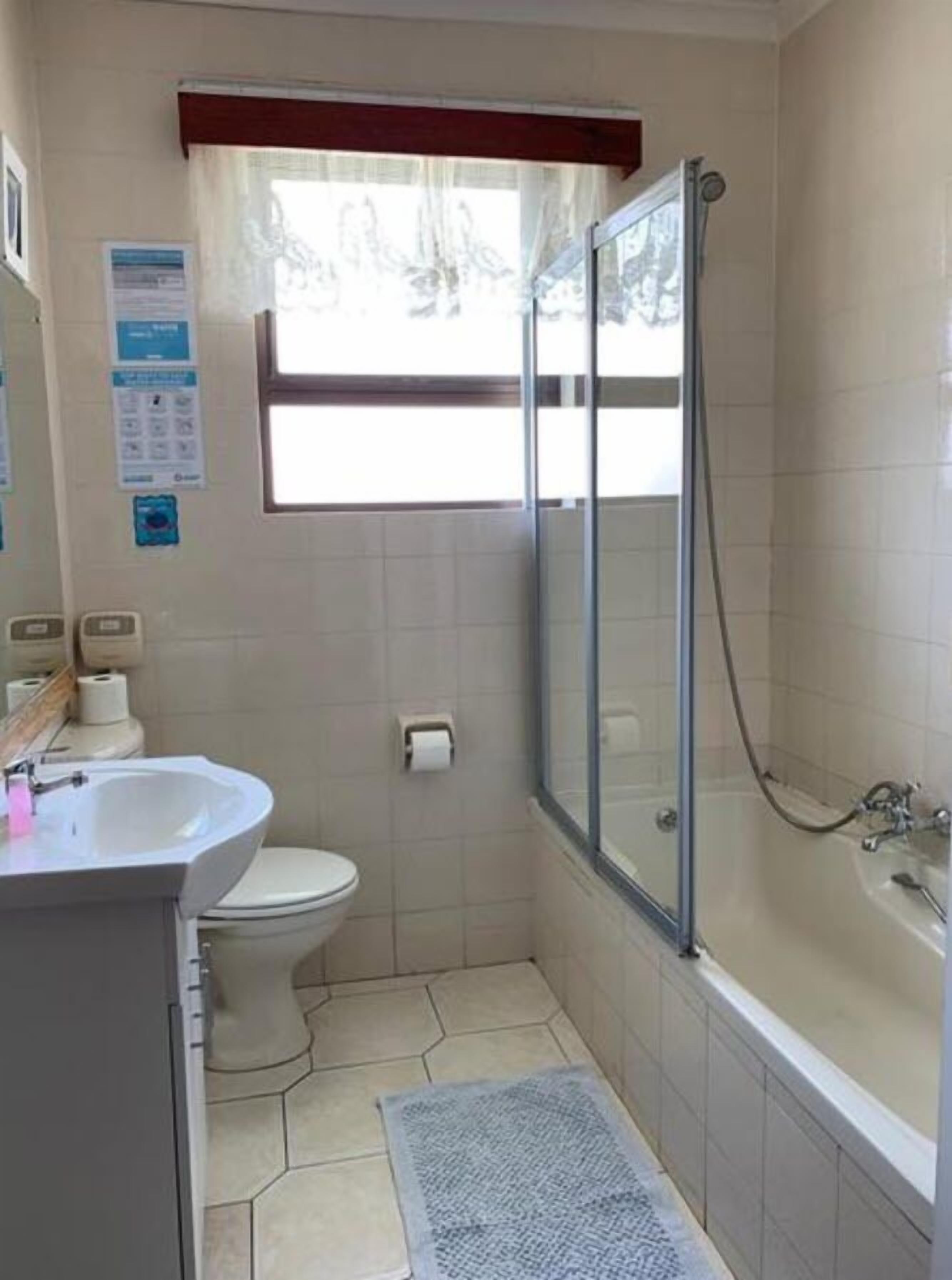 Combined shower/bathtub, free toiletries, towels, soap