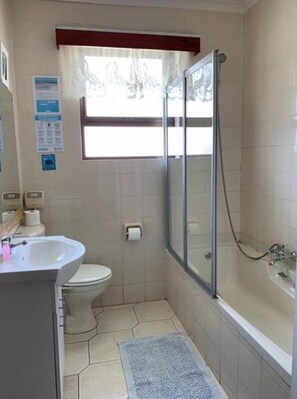 Combined shower/bathtub, free toiletries, towels, soap - The Lodge Strand (Cape Town)