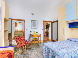 A room with a bed, a chair, a desk, and a dining area. - Stunning private villa for 11 people with WIFI, TV, balcony and pets allowed (Sinalunga)