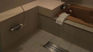 Un baño con bañera, ducha e inodoro.