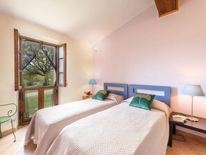 4 makuuhuonetta, vauvan matkasänky