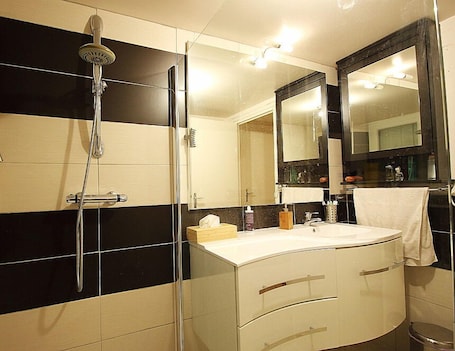 Hair dryer, towels, soap, shampoo. Chambres d'Hotes Le Clos Marie