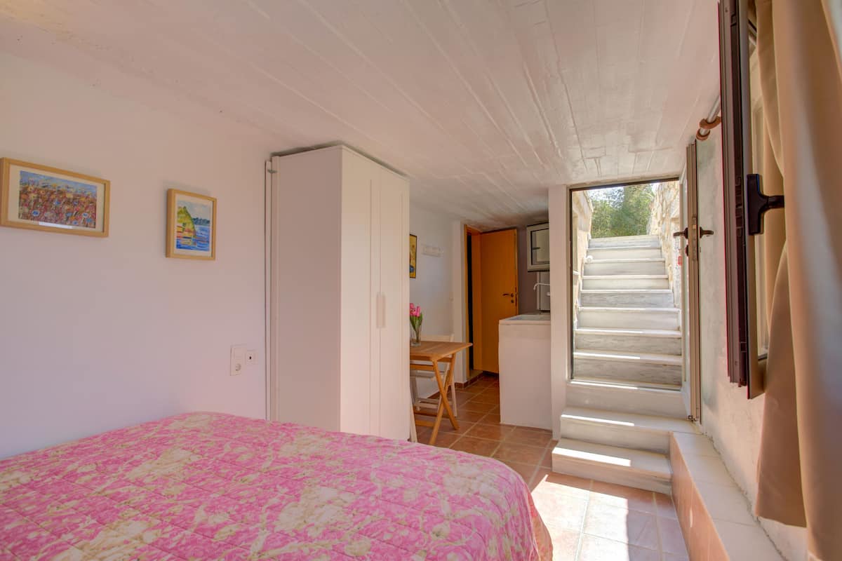 1 bedroom, individually decorated, individually furnished